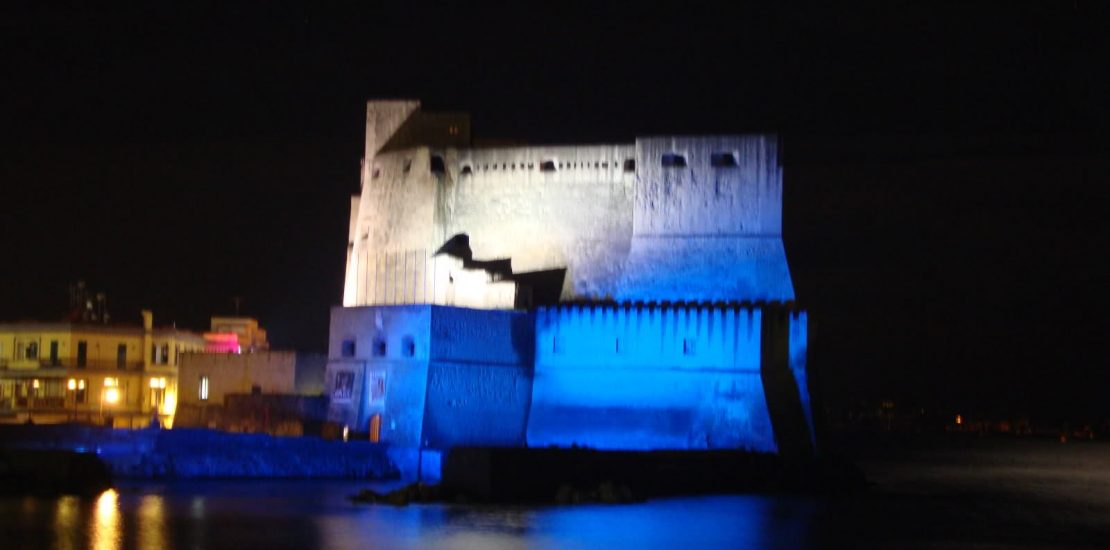 castel dell'ovo illuminato di notte