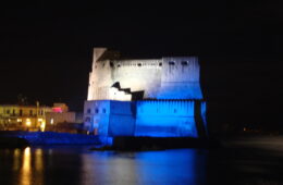 castel dell'ovo illuminato di notte