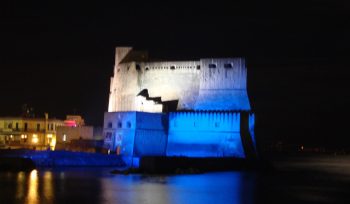 castel dell'ovo illuminato di notte