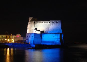 castel dell'ovo illuminato di notte